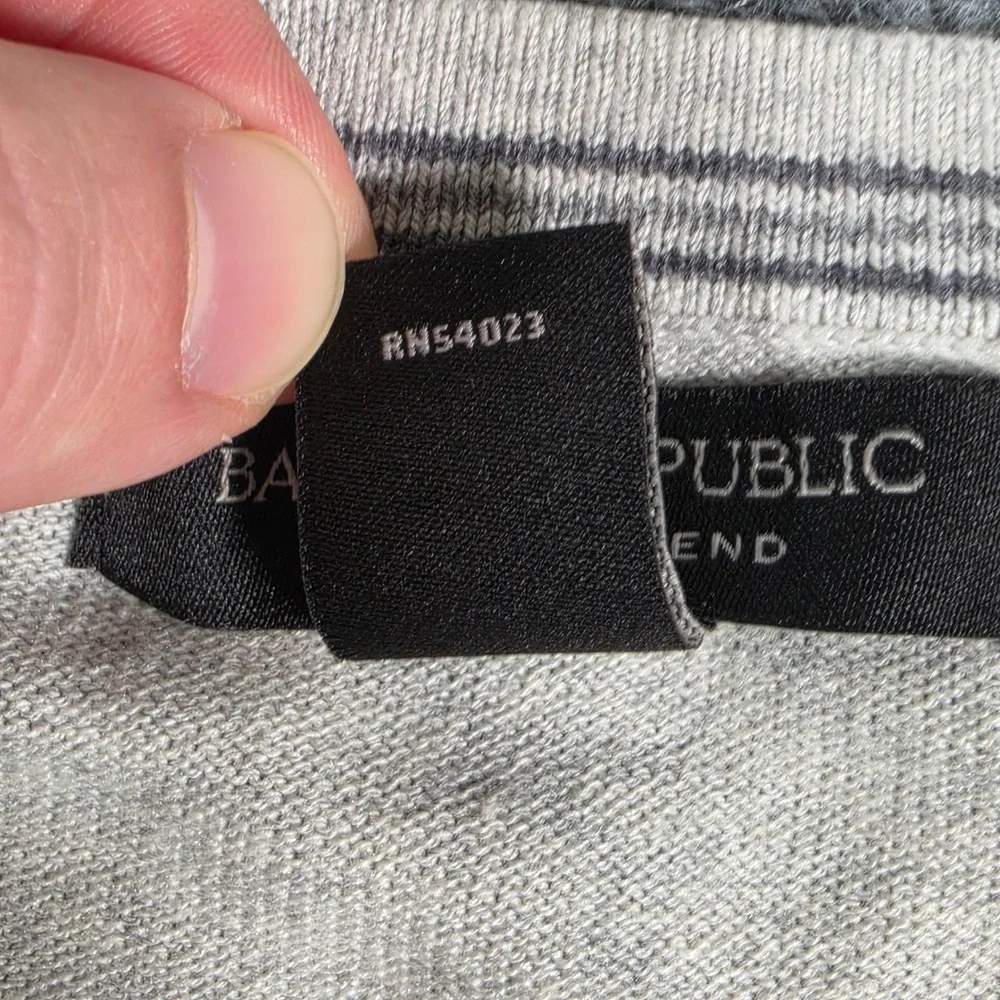 Banana Republic Mens MT Gray Luxury Blend Silk Cotton Cashmere V-Neck Sweater